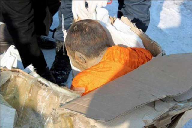 Yakın zamanda Moğolistan’da bulunan 200 yıldır meditasyon pozisyonundaki mumya de bu uygulamaya bir örnek teşkil etmişti.Moğolistan'da 200 yıl önce meditasyona geçen bir rahibin lotus pozisyonunda oturur vaziyette bulunan mumyalaşmış bedeni dünyayı şoke etmişti.