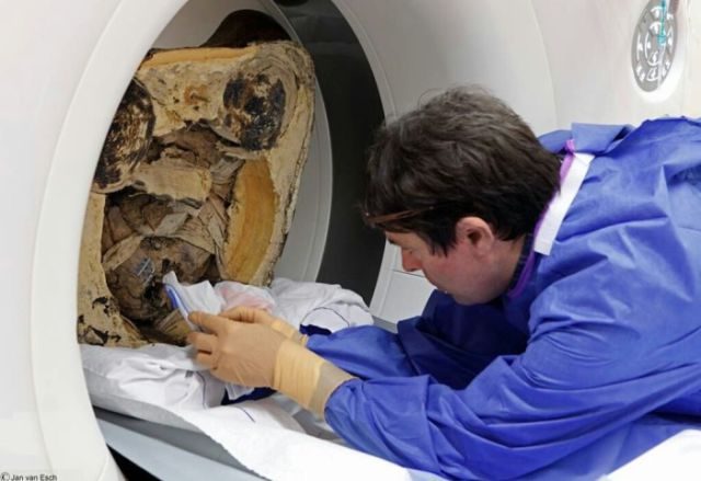 Yapılan DNA testlerinin ardından, mumyanın günümüzden bin yıl öncesine ait olduğu tespit edildi.
