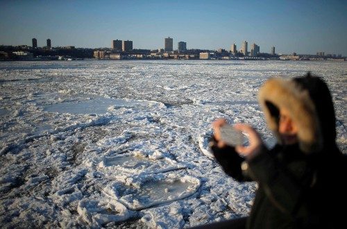 Son yılların en soğuk kışını geçiren ABD’de dondurucu soğuklar 23 kişinin canına mal olurken, New York’taki Hudson Nehri’ni de dondurdu.