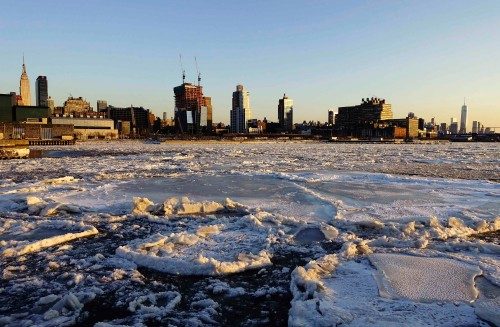 Hava sıcaklığının gündüz -8 ila 10 derece arasında olduğu gece ise -20 dereceye kadar düştüğü kente, Hudson ve East Nehirleri buzla kaplandı.