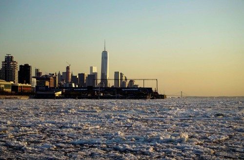 Sıfırın altında seyreden sıcaklıklar ve bitmek bilmeyen kar yağışı, Manhattan ve New Jersey'i ayıran Hudson Nehri'nin büyük kısmının donarak buzlarla kaplı bir hal almasına neden oldu.