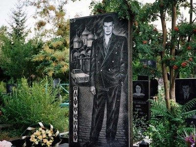 Ölen ya da öldürülen Rus mafya üyelerinin mezar taşları da farklı.