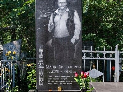 Anıtsal nitelik taşıyan mezar taşlarına mafya üyesinin portresi ya da boy resmi kazınıyor.