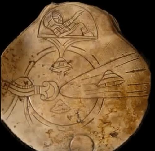 Maya tableti<br /><br />Güney Amerika'daki pek çok kalıntıda UFO ve benzeri garipliklere dair çizimler bulmak mümkün. Bu taş tablet de onlardan biri. Kaba taslak bir uzay yolculuğunun anlatılmaya çalışıldığı çizimler antik çağların Uzay Yolu dizisi tadında...