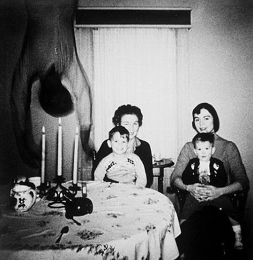 Düşen beden <br /><br />Texas'taki evlerine yeni taşınan Cooper ailesinin çektiği bu fotoğrafta yukarıdan aşağı, tepe taklak sarkan bir beden arka planda gözüküyor. Fotoğraf üzerinde yapılan incelemeler fotoğrafın gerçek olduğunu ortaya çıkartsa da, aslında var olmayan korkutucu görüntünün nasıl oluştuğu hala bir sır.