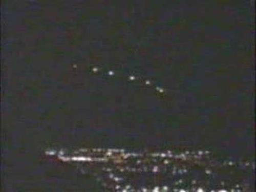 Phoenix Işıkları<br /><br /> 1000'den fazla kişi tarafından Arizona ve Nevada semalarında görülen bu ışıklara ait pek çok görüntü ABD hükümeti tarafından toplatılsa da, 13 Mart 1997'de olaya tanık olan pek çok kişi, o anı bu ve benzeri fotoğraflarla ölümsüzleştirdiler. Işıkların genel bir kanıyla dünya dışı canlıların dünyayı ziyareti olarak yorumlanması söz konusu. Ancak gerçekte tam olarak ne oldukları belirsiz.