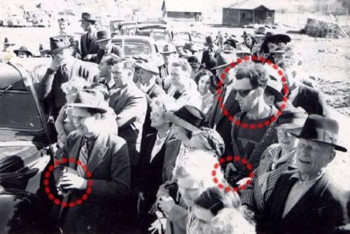 Zaman yolcusu hipster<br /><br /> 1941 yılında çekilmiş bu fotoğraf, dünyada zaman yolculuğunun temsili fotoğrafı konumunda. Bir köprü açılışı sırasında çekilen fotoğrafta, dönemin kılık kıyafetiyle alakası olmayan giyiminde bir adam ve elindeki kayıt cihazı dikkat çekiyor. Zaman yolculuğu ne kadar gerçektir bilinmez ancak söz konusu kişinin gözlüklerinden tutun tepeden tırnağa zamanının çok ötesinde olduğu kesin.