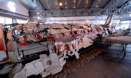 Kazanın teknik arızadan kaynaklığı söylense de bunun bir komplo teorisi olduğuna inanılıyor. İddialar Fransız uçaklarından atılan füzeden kaynaklandığı yönünde.