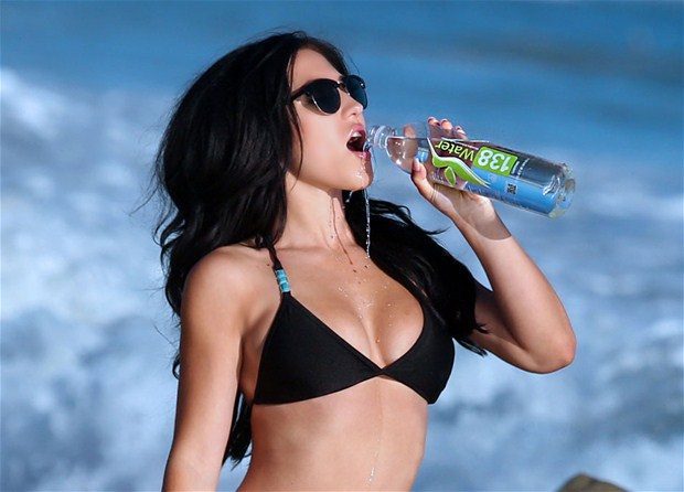 Шикарная модель Stefanie Knight позирует у бассейна для Playboy