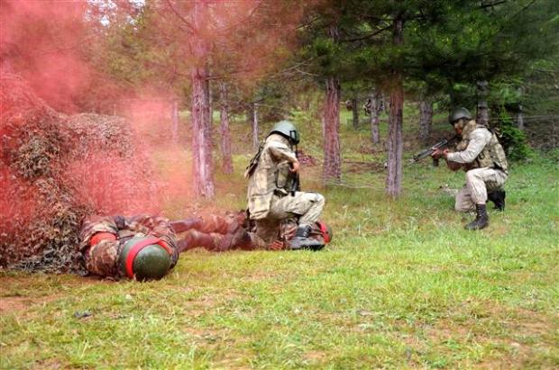 Küçük birlik harekatı için uygun arazi yapısında konuşlu Dağ Komando Okulu'nda taktik ve teknik eğitimlerini tamamlayan, korkularını yenen ve her türlü arazi şartlarından rahatlıkla geçme yeteneği kazanan komandolar, ulaştıkları son seviyenin testi olan ve 21 gün süren "Kara komando harekatının tatbikat safhası"nı Burdur, Antalya, Konya ve Isparta sınırlarını içine alan 20 bin kilometrekarelik alanda yaptı.