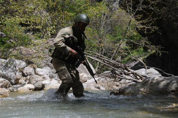 Düşmanın lojistik üssüne sızarak muharebe kabiliyetini yok etmek isteyen komandolar, dost hava üstünlüğü sağlanan düşman topraklarındaki bir bölgeye helikopterle indi.
