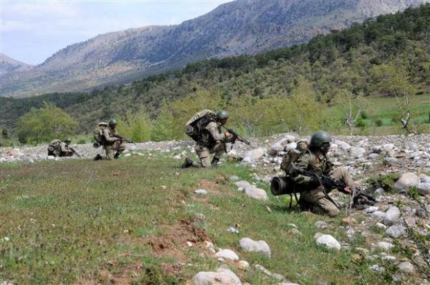 Soğuk suya hiçbir koruyucu giysi giymeden giren komandolar, zaman zaman boyunlarına kadar ulaşan suyla mücadele etti.