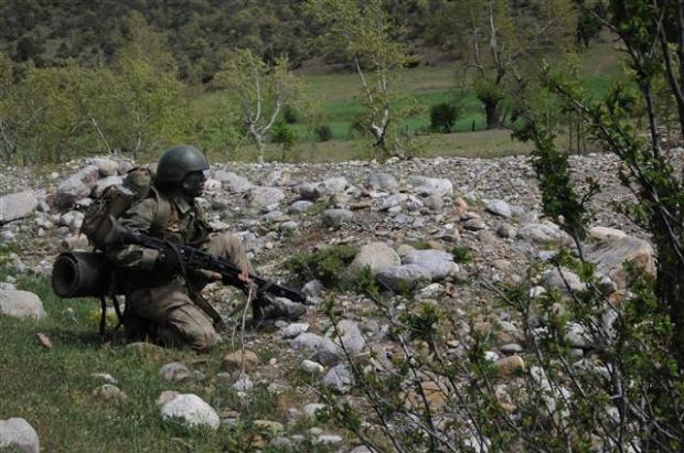 Su debisinin çok yüksek olduğu ve şiddeti nedeniyle büyük çukurların oluştuğu noktaları kayalara bağladıkları iplerle aşan komandolar, saatlerce süren 6 kilometrelik kanyon geçişini tamamladıktan sonra düşmanın lojistik üssünü imha etmek için güneşin son ışıklarını bekledi.