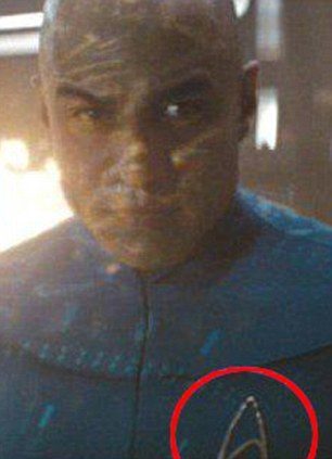 Uzay Yolu filminde Captain Robau’nun yakasındaki arma bir sahnede görünürken...