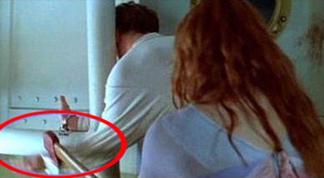 Titanik filminde Rose, boruya vurması gerekirken baltayı Jack'in koluna vuruyor.