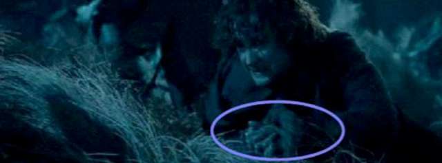 Pippin'in elleri bağlı...