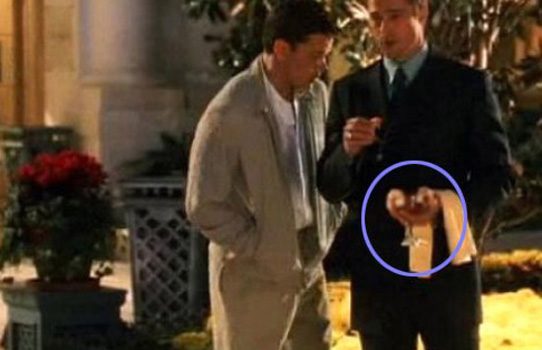 Brad Pitt ilk karede elinde bir kadeh tutuyor...