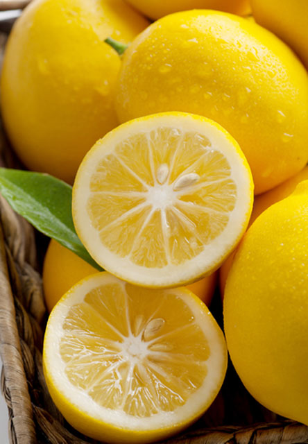 Beyaz tenin sırrı limon <br /><br /> İçerdiği meyve şekeri ve antiseptik olması sebebiyle limonu yüzlerine sürüyorlar. O dönemde güzel olmanın başlıca koşullarından biri beyaz tenli olmak. Kadınlar ellerine ve yüzlerine beyazlatıcı olarak limon suyu sürüyorlar.