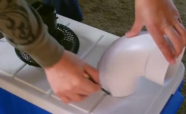 Kesici bir kaç alet ile sizde kolayca bu klima sistemini istediğiniz ortamda kullanabilirsiniz.<br /><br /> Öncelkile bir piknik alanlarında kullanılan bir buz kovasına ihtiyacınız var. Buradaki püf nokta buz kovasının ısıyı muhafaza ediyor olması. Bu sayede içeride bulunan soğuk buz parçaları uzun süre etkisini yitirmeden duracaktır.<br /><br /> İşleme başlamadan önce baca kısmı için gösterilen bölgeye ayarladığınız baca boyunca kesebileceğiniz bir çizgi çekin. Bu hiza alma işleminden sonra çizdiğiniz noktaları kesmek daha kolay olacaktır