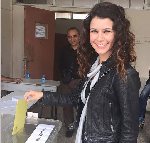 Sandık başında poz veren Beren Saat fotoğrafını “Oy çok değerli, oyunuzu lütfen kullanın” notuyla paylaşmış.