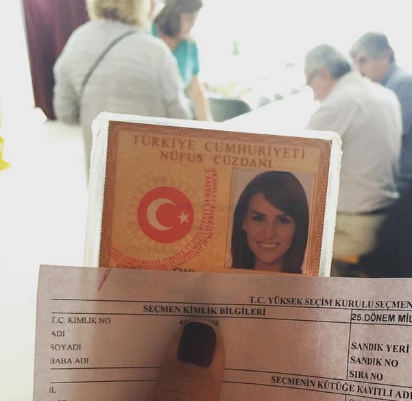 Evlilik programlarının değişmez ismi Esra Erol da vatandaşlık görevini yerine getiren ünlüler arasında nüfus cüzdanının fotoğrafını paylaşan Esra Erol bu fotoğrafı Oy Ver hashtagıyla paylaşmış.