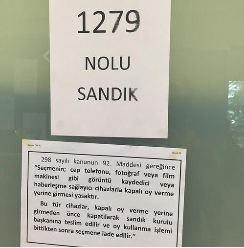 Hazırladığı kreasyonlarla modaya giren Helin Avşar, oy attığı yerdeki sandık numarasını paylaşmış ve altına da “Oyumuzu attık, hayırlı olsun” demiş.