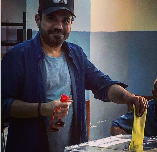 30 kişilik konser ekibi vatandaşlık görevini yerine getirebilsin diye Kopenhag uçağını Pazar gününe alan Kenan Doğulu, sandığa oyunu kullanırken çekilmiş fotoğrafını “30 kişilik konser ekibim oy verebilsin diye Kopenhag uçağımız bugündü. Akşam meydandaki konserimize yetişiyoruz, kimse panik olmasın” notuyla paylaşmış.