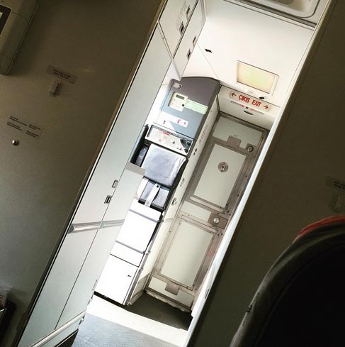 Bodrum’dan paylaştığı fotoğraflar sonrasında ‘oy kullanmadın mı?’ eleştirilerine yanıt veren Özge Ulusoy, uçaktan paylaştığı bir fotoğrafın altına, “Bodrum’dan paylaşım yapınca, kaygılanan tüm meraklı melahatlere gelsin. Tabi ki oy veriyoruz an itibariyle uçaktayız! Haydi herkes oy vermeye” yazmış.