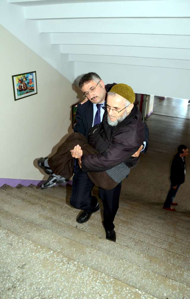 Zonguldak Kozlu ilçesinde 79 yaşındaki Hüseyin Abacı (fotoğraftaki) da oyunu kullandı. Kozlu Lisesi önüne engelli motosikletiyle gelen Abacı, okulun ikinci katındaki salona çıkmadan oyunu kullanmak istedi. Abacı, talebinin kabul edilmemesi üzerine oğlu tarafından kucaklanarak taşındı.