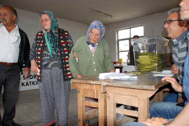 Antalya'nın Akseki İlçesi Süleymaniye mahallesinde yaşayan 102 yaşındaki Adile Şahin, sandığa giderek 25. dönem milletvekili seçimleri için oyunu kullandı.