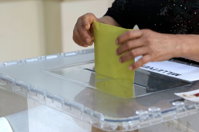 Milletvekili Genel Seçimi için 53 milyon 765 bin 231 seçmen sandık başındaydı. Tüm yurtta 08.00'de başlayan oy kullanma süreci 17.00'de tamamlandı. Vatandaşlar sabahın erken saatlerinden itibaren sandıklara koştular.</br></br> * Seçime 20 siyasi parti katıldı, Türkiye genelinde 165 bağımsız milletvekili adayı katıldı.</br></br> * Seçmen bilgi kağıdı gelmeyen vatandaşlar da oy kullanabildi. Kağıdı bulunmayıp kütüğe kayıtlı olanlar, ibraz edecekleri kimlik belgeleriyle oy verdiler.</br></br> * Seçimde 20 siyasi parti yarıştı. AKP, Anadolu Partisi, Bağımsız Türkiye Partisi, CHP, DP, DSP, Halkın Kurtuluş Partisi, HDP, Komünist Parti, MHP, Millet Partisi, Saadet Partisi ve Vatan Partisi 85 seçim çevresinde, Hak ve Özgürlükler Partisi 75 seçim çevresinde, Merkez Parti 73 seçim çevresinde, LDP 58 seçim çevresinde, DYP ve Yurt Partisi 56 seçim çevresinde, Toplumsal Uzlaşma, Reform ve Kalkınma Partisi 55 seçim çevresinde, Hak ve Adalet Partisi 43 seçim çevresinde seçime katıldı. Türkiye genelinde 165 bağımsız milletvekili adayı katıldı.</br></br> İşte Türkiye'den seçim manzaraları...