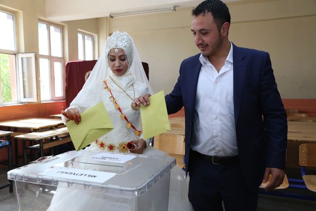 Erzurum'da düğünleri seçim gününe denk gelen Figen ve Numan Şenol çifti, gelin arabasıyla geldikleri okulda oylarını kullandı. Okulun üçüncü katındaki salona gelinliğiyle çıkan Figen ve Şenol çifti, oyunu kullanarak, 1237 No'lu sandığa zarflarını birlikte attı.