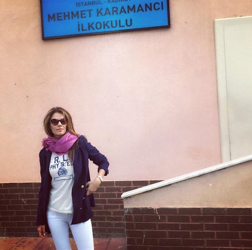 Manken Tülin Şahin çekim için Milano’ya uçacağından vatandaşlık görevini sandıklar açılır açılmaz kullanan isimlerden. Şahin, sabah sekizde oy kullanacağı yerden bir fotoğraf paylaşmış ve “Sabah 08.00'de açılır açılmaz sandık başındaydık. Oyumuzu verdik. Ben şimdi Milano'ya çekime gider.