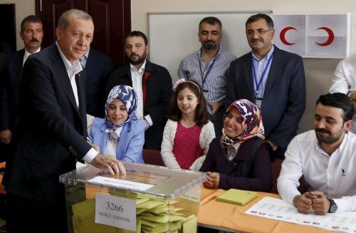 EL MUNDO: “Türkiye’de Erdoğan’ın partisi çoğunluğu kaybetti, Kürtler parlamentoya girdi” başlığını kullandı. Gazete, “Kürtlerin duygusal başkenti Dıyarbakır bu seçimlerde kilit rol oynuyor. Erdoğan’ın otokratik arzuları konusunda karar verecek olan HDP yüzde 10’luk barajı aştı.” diye yazdı. Son yıllarda Türkiye’nin türbülanslı döneme girdiğini kaydeden El Mundo, özgürlükleri kısıtlayan yeni yasaların geçirildiğini, sokaklarda daha fazla baskının yaşandığını ve iktidar ve Cumhubaşkanlığı’ndan kutuplaştırıcı söylemlerin yapıldığını belirtti.<br><br>