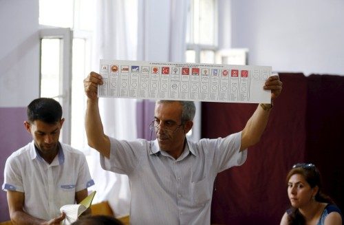 İSPANYOL BASINI...<br /><br /> EL PAIS: “Erdoğan’ın partisi kazandı ama çoğunluğu kaybetti” başlığını attı. HDP’nin yüzde 10 barajını geçtiğinin altını çizen İspanyol gazetesi, AKP’nin seçim sonuçlarının, kendi kontrolü altında başkanlık sistemine geçmek isteyen “tartışmalı Cumhurbaşkanı Recep Tayyip Erdoğan’ın” geleceğini ilgilendirdiğini yazdı.