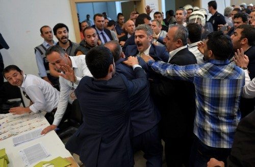 LA STAMPA: 13 yıldan sonra Erdoğan tek başına iktidar olabilecek çoğunluğu kaybetti. Tarihi bir sonuçla Kürtler Meclis'e girdi, ama Türk seçimleri burada bitmeyecek. <br><br>Sandıkların cevabı net: ılımlı İslam liderinin gücü azalsa da, Türkiye muhafazakar bir ülke olduğunu bir kez daha gösterdi. <br><br>MHP, müthiş bir performans ortaya koydu ve Kürtleri Anayasa'nın dışında tutmak için şimdi Cumhurbaşkanı'nın başkanlık sistemi planına bir omuz verebilir.<br><br>