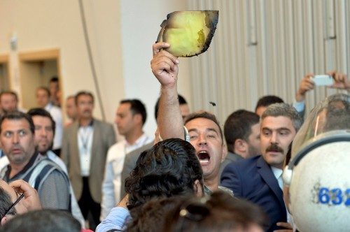 İTALYAN BASINI...<br /><br /> ANSA: Türkiye'de Kürt depremi. 13 yıldır kesintisiz iktidarda olan 'Sultan' Recep Tayyip Erdoğan'ın İslami partisi, yüzde 10'luk ölümcül seçim barajını aşarak, 2014 yılında kurulan partisi HDP'yi meclise taşıyan 'Kürt Obama' Selahattin Demirtaş üzerinde 'çılgın bir bahis' oynayınca meclisteki mutlak çoğunluğunu yitirdi.