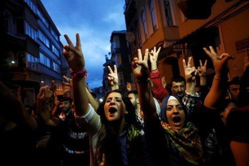 FRANSIZ BASINI...<br /><br /> LE FIGARO: “AK Parti için mutlak çoğunluk” başlığıyla manşetten verdiği haberde, "Recep Tayyip Erdoğan hükümetinin tek başına ülkeyi yönetmeye devam edeceğini" yazdı.<br><br>Gazete, "AB karşıtı olduğunu belirttiği MHP'nin mecliste temsil edilme hakkı kazandığını, CHP'nin ise sandalye sayısının düştüğünü" ifade etti.<br><br>