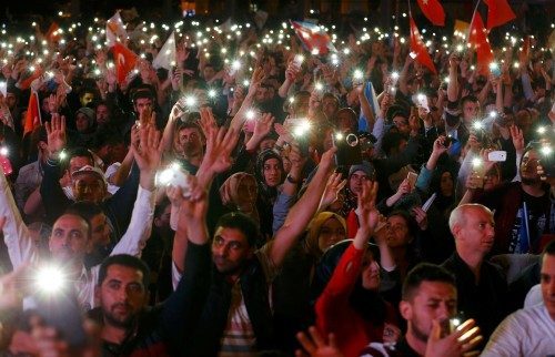 WASHINGTON POST: Türkiye'deki genel seçim sonuçlarını değerlendirirken, ülkenin ekonomik durumunu önemli ölçüde ilerleten AK Parti'nin açık farklı bir zafer kazandığını yazdı.<br><br>Haberde, kuzey Irak'taki gelişmelere ilişkin kamuoyunda oluşan kızgınlığın, Milliyetçi Hareket Partisi'nin TBMM'ye girmesine katkı sağladığı dile getirilerek, Cumhuriyet Halk Partisi'nin de sandalye kaybetmesine karşın Meclis'e girdiğine işaret edildi.