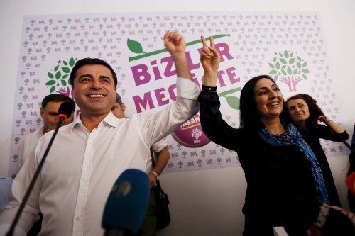 AMERİKAN BASINI...<br /><br /> NEW YORK TIMES: ABD’de yayınlanan The New York Times (NYT) gazetesi, 2015 seçimlerinin ilk sonuçlarını, “Seçmenler, Amerikan stili başkanlık sistemi getirmek isteyen Cumhurbaşkanı Recep Tayyip Erdoğan’ı azarladı, AKP tek parti iktidarını yitirdi” diye duyurdu.<br><br>Seçimlerin Erdoğan ve AKP için açık bir yenilgi olduğunu vurgulayan NYT, Erdoğan’ın ‘Başbakanlıktan, Cumhurbaşkanlığına geçerek artırdığı gücünün bu seçimlerle karaya oturduğu’ değerlendirmesini yaptı.