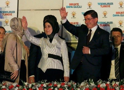 SÜDDEUTSCHE ZEITUNG: “Seçimlerin Türkiye Cumhurbaşkanı için zaferle sonuçlanması umuluyordu. İlk sonuçlara bakıldığında, sadece anayasayı değiştirecek çoğunluk değil, tek başına iktidar da zor görünüyor.”<br><br>DIE ZEIT: “Kürt partisi HDP parlamentoya girdiği için, AKP’nin tek başına iktidarı zor görünüyor.”