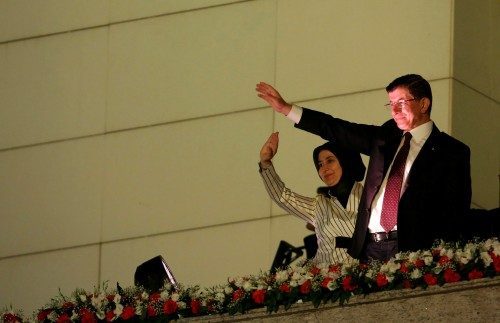 ALMAN BASINI...<br /><br /> BILD: Türkiye’de yapılan 25. dönem milletvekilliği seçim sonuçlarını ilk verilere göre Alman basını “HDP meclise girdi, AKP tek başına iktidarı kaybetti” şeklinde verdi. Gazetelerin internet sayfalarında yer alan ilk seçim haberleri şöyle:<br><br>