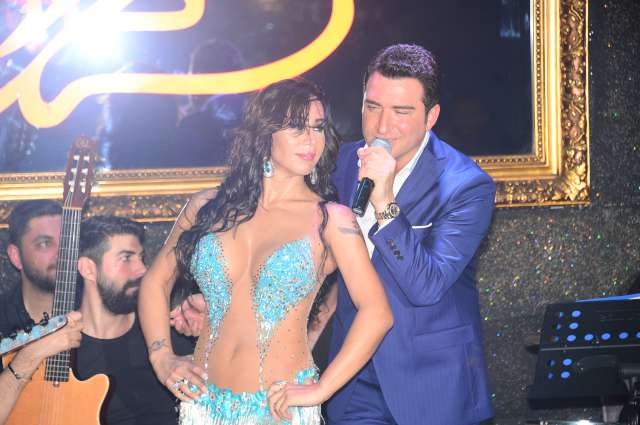 Murat Kurşun'un maviyi sevdiği için mavi kostüm giydiğini belirten Asena, "Yoğun sahne programları nedeniyle albüm lansmanına katılamamıştım.