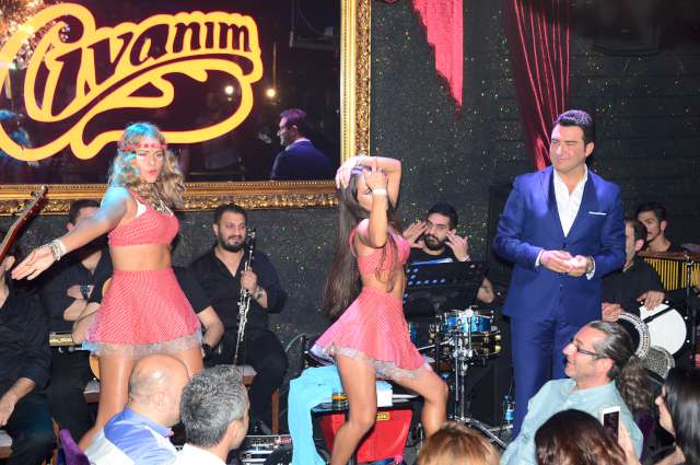 Rus dansçı kızlar eşliğinde sahnede pasta kestiren Asena, sürprizlerine Rus kızların dans şovuyla devam etti.