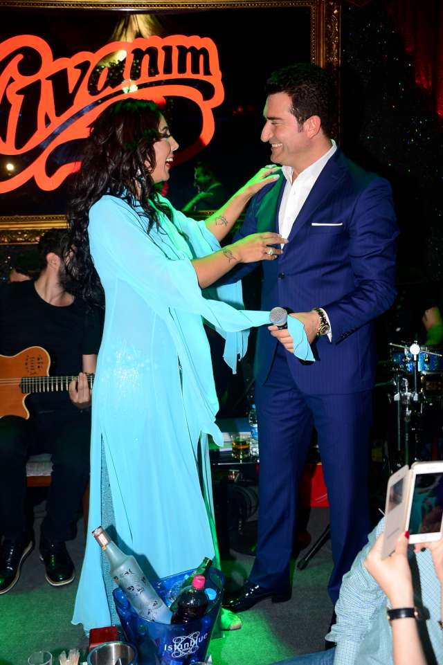 Murat Kurşun'un sahne programına devam ettiği sırada müzik eşliğinde sahneye gelen Asena, hem dans şov yaptı hem de gecikmeli de olsa Kurşun'un yeni albümünü kutlamış oldu.