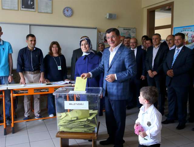 Kürt Podemos'un (İspanya siyasetinde taşları yerinden oynatan sol görüşlü parti) zaferi, Diyarbakır'da binlerce kişinin sokaklarda dans edip, şarkılar söylemesiyle kutlandı. <br><br>Bu, 2002'den beri ülkeye hakim olan adama bir şamar oldu. Anayasa partiler üstü olmasını gerektirirken O (Erdoğan), AKP'yi vuran bir kampanya yürüttü ve tam yetkilerle 'süper başkan' olmak için Meclis'te 330 sandalye istediğini söyledi. <br><br>Seçimlerden önce bir analist, 'Bu seçimler, diktatörlükten önce son çıkış' uyarısı yapmıştı.