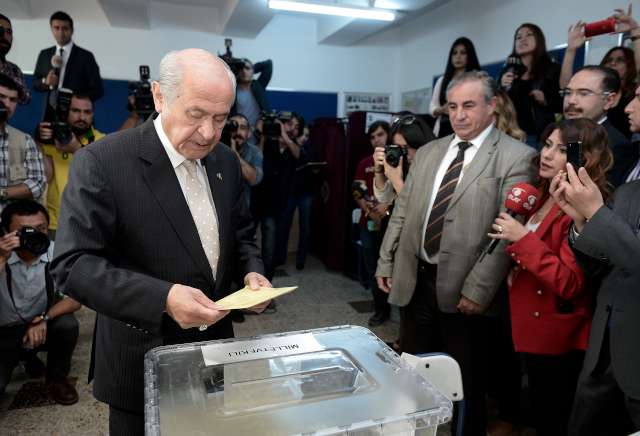CORRİERE DELLA SERA: 53,7 milyonun seçimi, 'sultan' Recep Tayyip Erdoğan'ın Türkiye'yi, çoğuna göre otoriter olacak bir başkanlık sistemine dönüştürme hayalini sekteye uğrattı. Bunu bloke eden, inanılmaz bir şekilde yüzde 10 barajını aşmayı başaran Kürt parti HDP'nin lideri Selahattin Demirtaş oldu. İslami çizgideki parti (AKP), 2002'den beri ilk kez tek başına iktidar olamıyor. <br><br>Seçime katılım oranı yüzde 85 ile çok yüksek oldu. Kürtlerin dışında Devlet Bahçeli'nin milliyetçi partisi de çok iyi bir sonuç elde etti. MHP, AKP ile koalisyon yapabilir. Bu öyle bir başarı ki Kürtleri köşeye sıkıştırabilir.