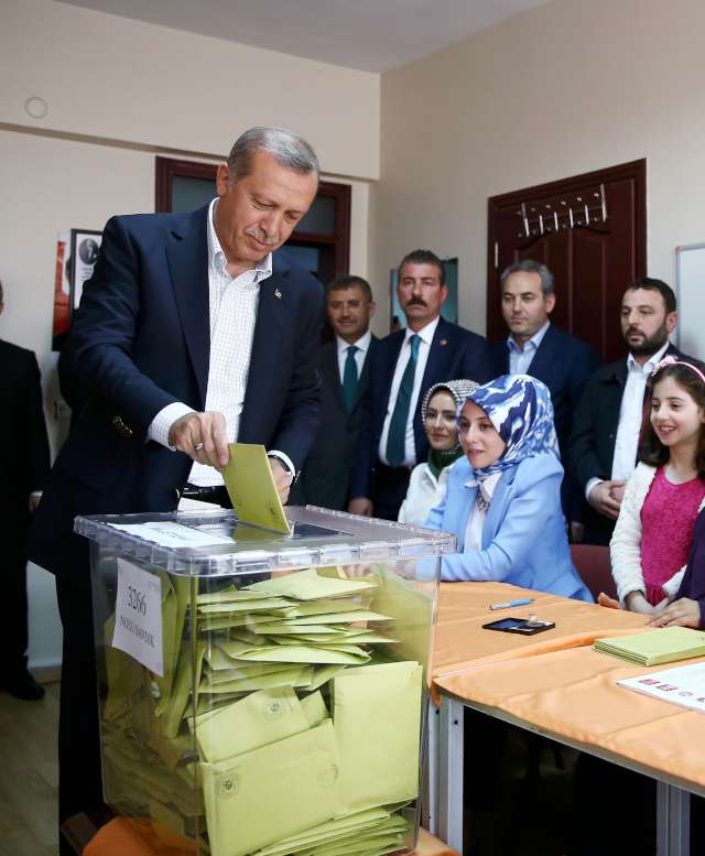 INDEPENDENT: Diyarbakır'da Cuma günü yaşanan patlamada yaralanan bir kişinin sargılar içinde oy kullanırkenki fotoğrafına da yer veriliyor ve "Tek bir kare, demokrasinin Türk halkı için ne kadar önemli olduğunu gösteriyor" ifadesini kullanıyor.