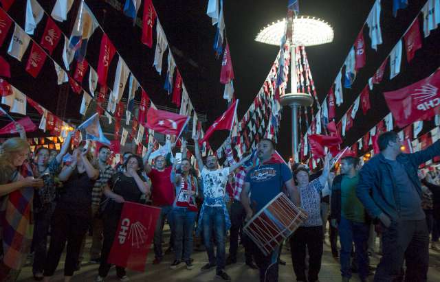 DAILY TELEGRAPH: "AKP’nin 10 yıldan fazla süredir aldığı en kötü sonuçla birlikte, Türkiye Cumhurbaşkanı Recep Tayyip Erdoğan’ın daha fazla yetki hayali lime lime oldu" yorumunda bulundu.