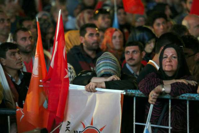 ABC: “Erdoğan’ın partisi kazandı ama çoğunluğu kaybetti” başlıklı haberinde, “Türkiye son 10 yılın en kritik seçimini geride bıraktı. Bugünkü seçimlerde 13 yıldır iktidarda olan AKP’nin kurucusu islamcı Recep Tayyip Erdoğan’ı destekleyenler ve karşı olan sosyal ve politik iki blog karşı karşıya geldi.” ifadelerini kullandı.